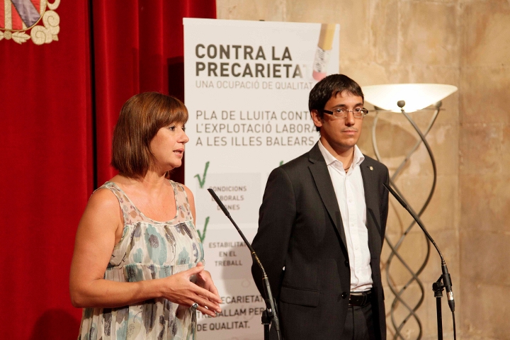 Francina Armengol i Iago Negueruela en un moment de la presentació del  Pla de Lluita contra l'Explotació Laboral a les Balears