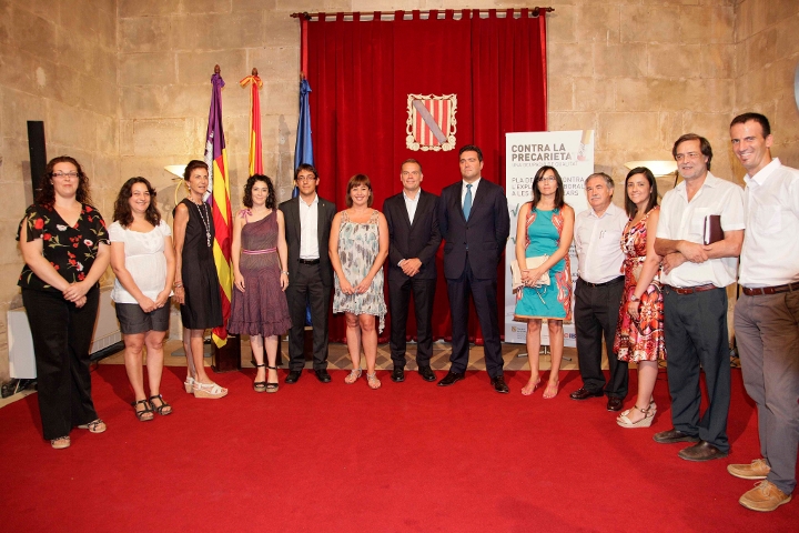 Fotografia de grup amb representants dels agents socials i econòmics de les Illes Balears