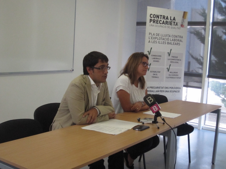 El conseller, Iago Negueruela, i la vicepresidenta primera del Consell, Susana Mora, durant la roda de premsa de presentació del Pla de Lluita contra l'Explotació Laboral