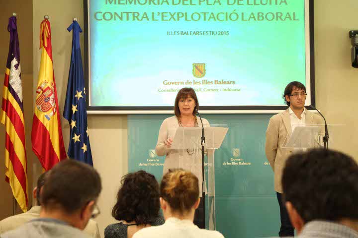 La presidenta Francina Armengol i el conseller Negueruela durant la presentació dels resultats del Pla de lluita contra l'explotació laboral.