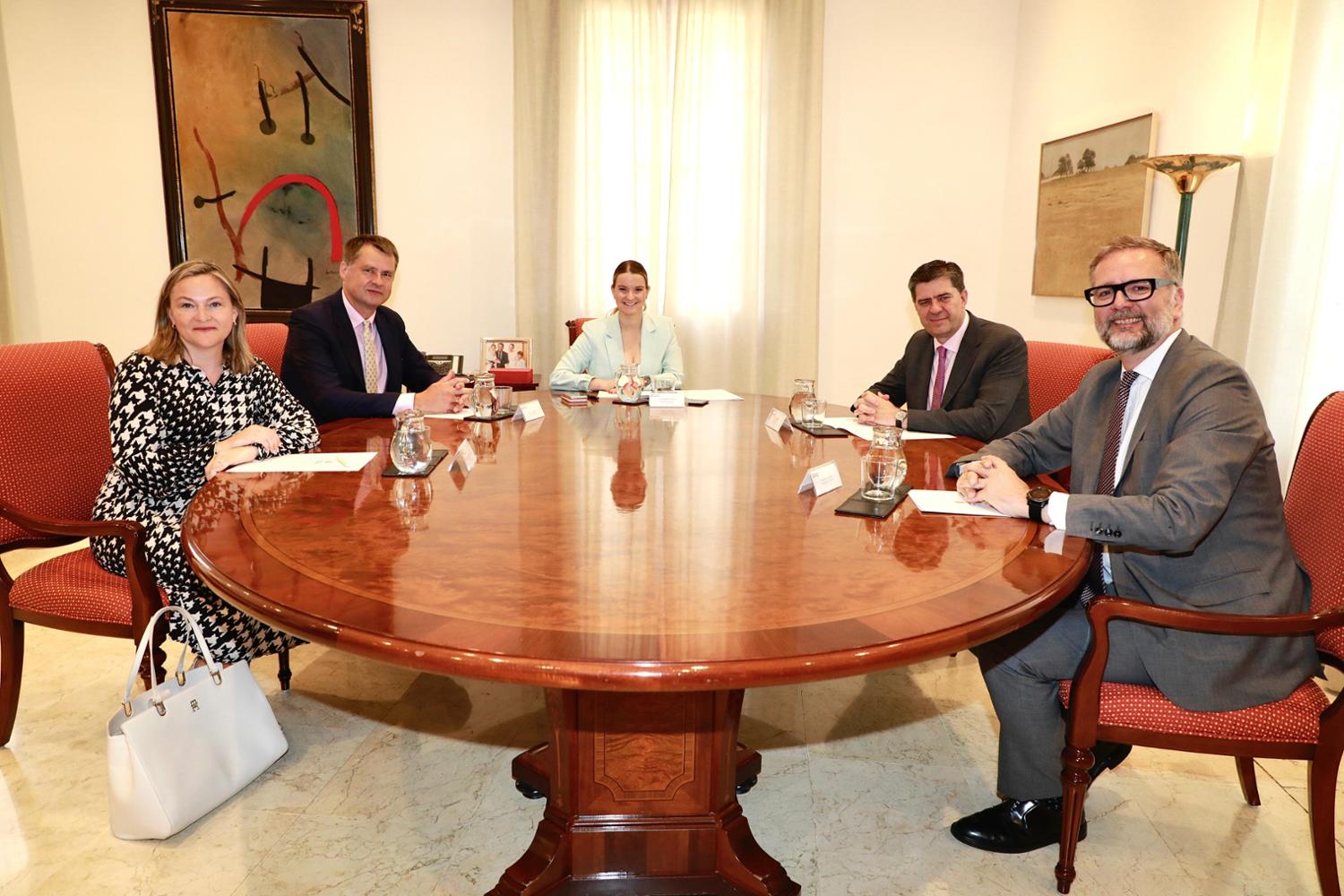 Imagen del artículo Imágenes de la presidenta del Govern con el embajador británico en el Consolat de Mar