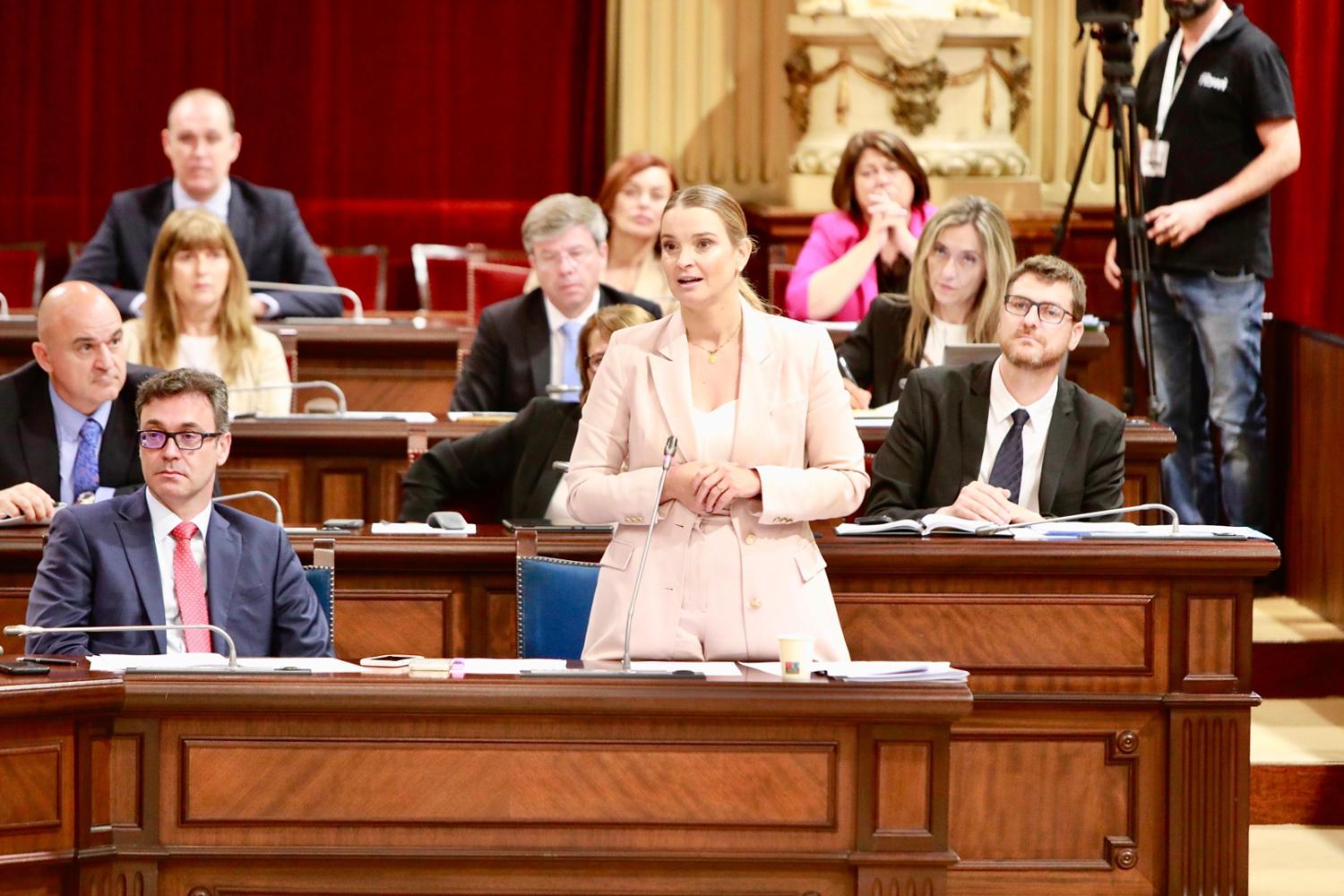 Imagen del artículo Imagen de la presidenta Prohens en el Pleno del Parlament de les Illes Balears