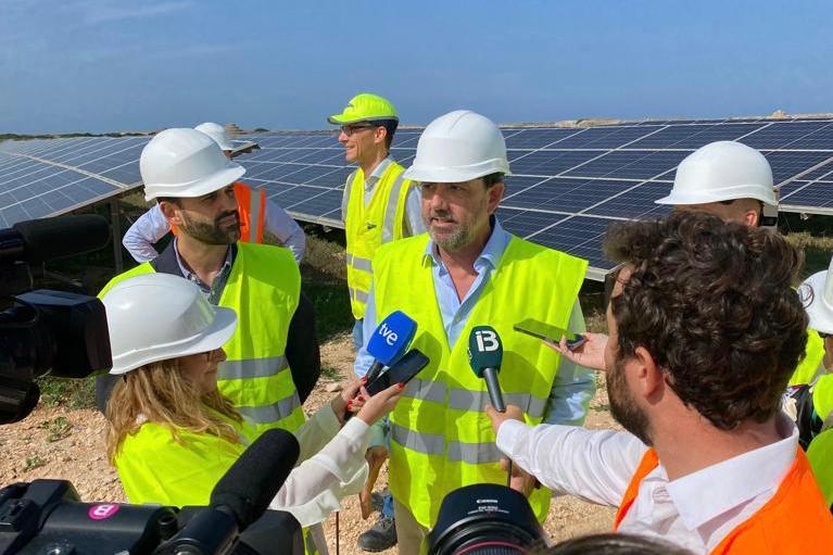 Imagen del artículo El conseller de Empresa, Empleo y Energía, Sáez de San Pedro, visita el parque fotovoltaico de Son Salomó, en Menorca, con motivo de su puesta en marcha