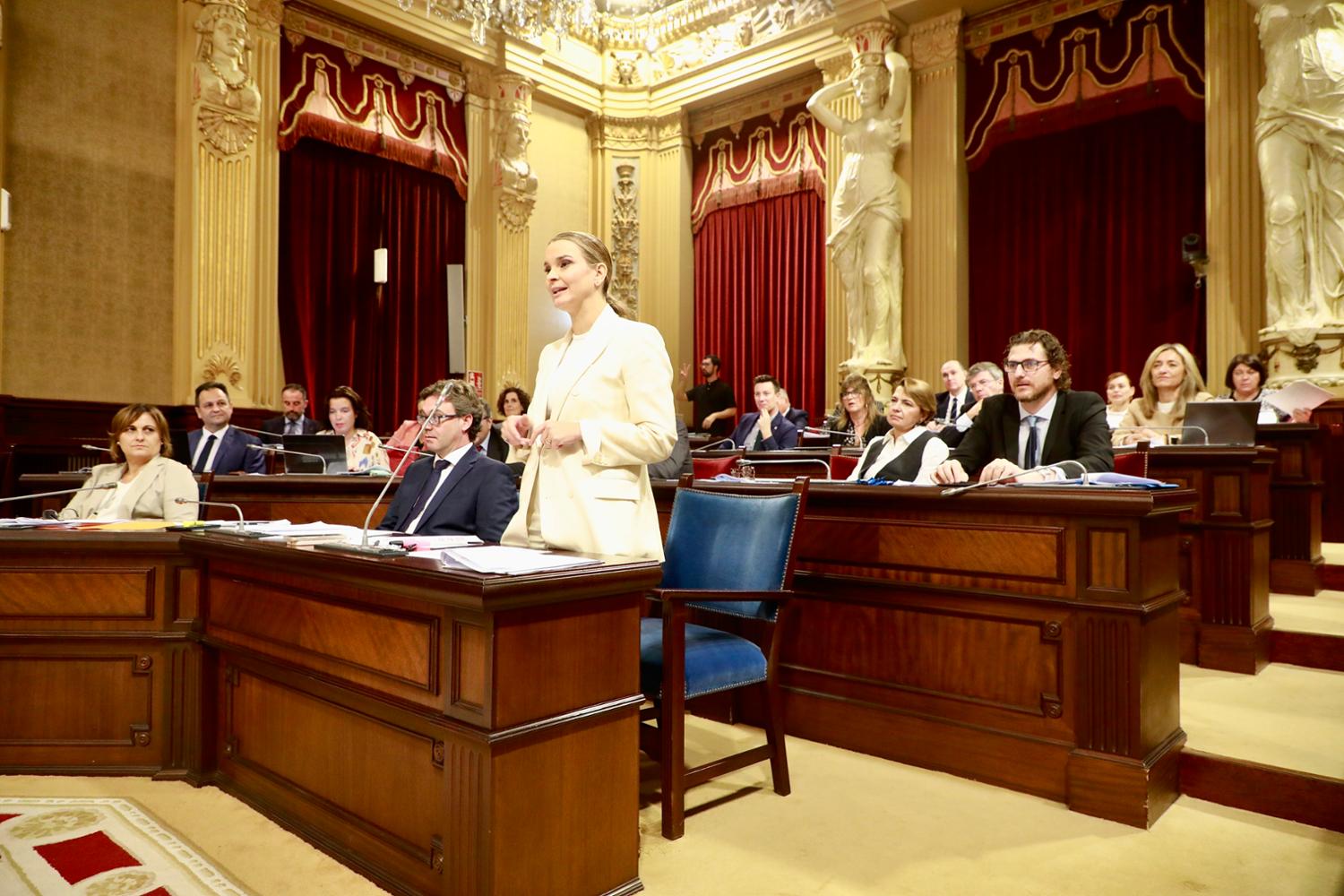 Imagen del artículo Imágenes de la presidenta Margalida Prohens en el Pleno del Parlament balear