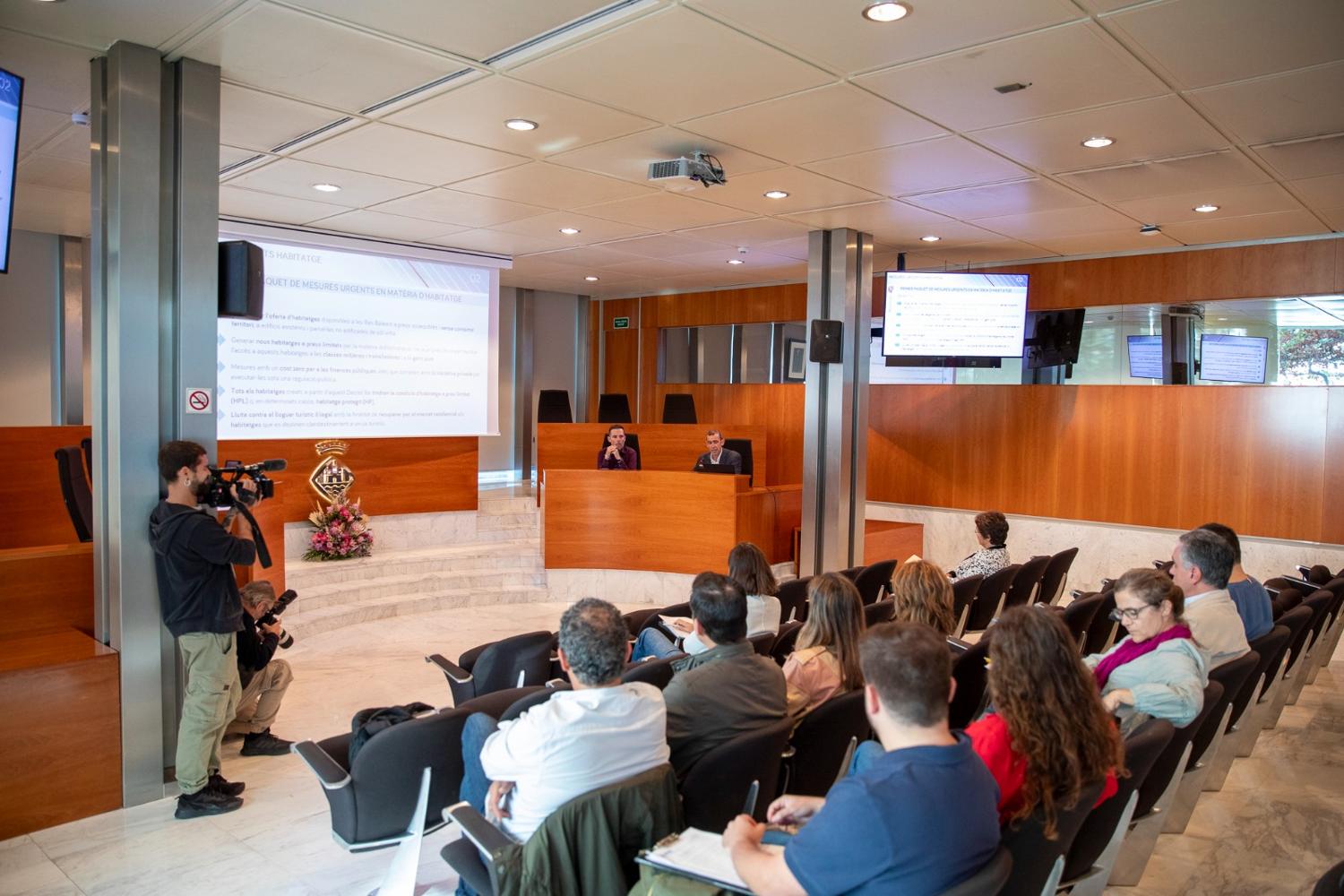 Imagen del artículo El Govern se reúne con el Consell, los ayuntamientos de Ibiza y el Colegio Oficial de Arquitectos para el desarrollo de las medidas urgentes para facilitar el acceso a la vivienda