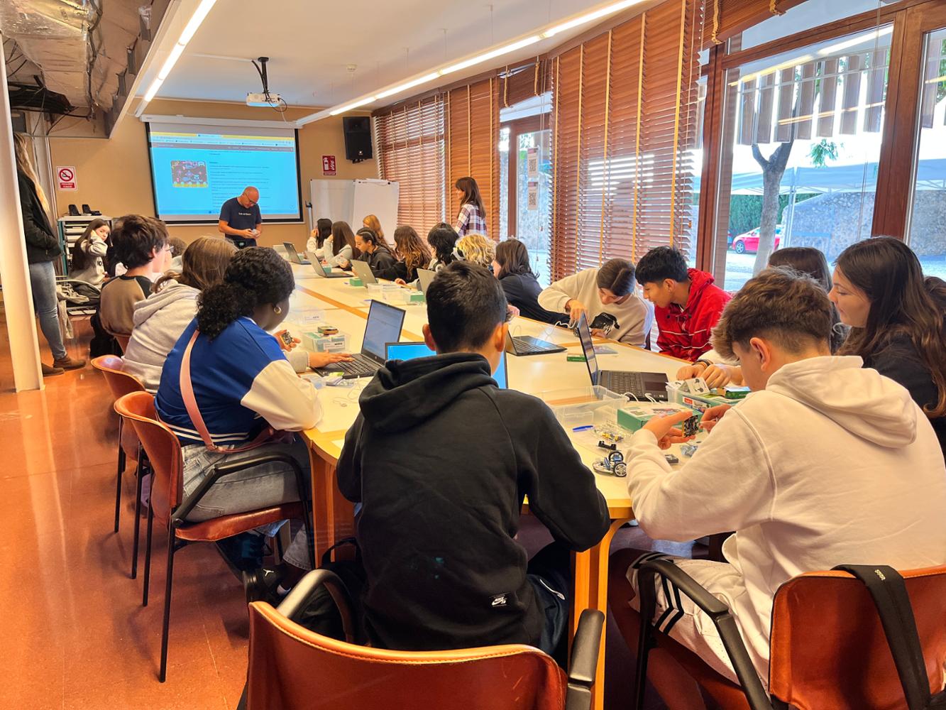 Imagen del artículo Cerca de 200 estudiantes participan en la III edición de Ciencia y Tecnología en Femenino en el ParcBit y el CentreBit Menorca