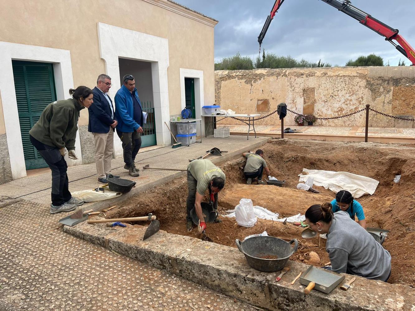 Imagen del artículo El director general de Coordinación y Transparencia visita las obras de exhumación de la fosa del Cementerio de Son Carrió