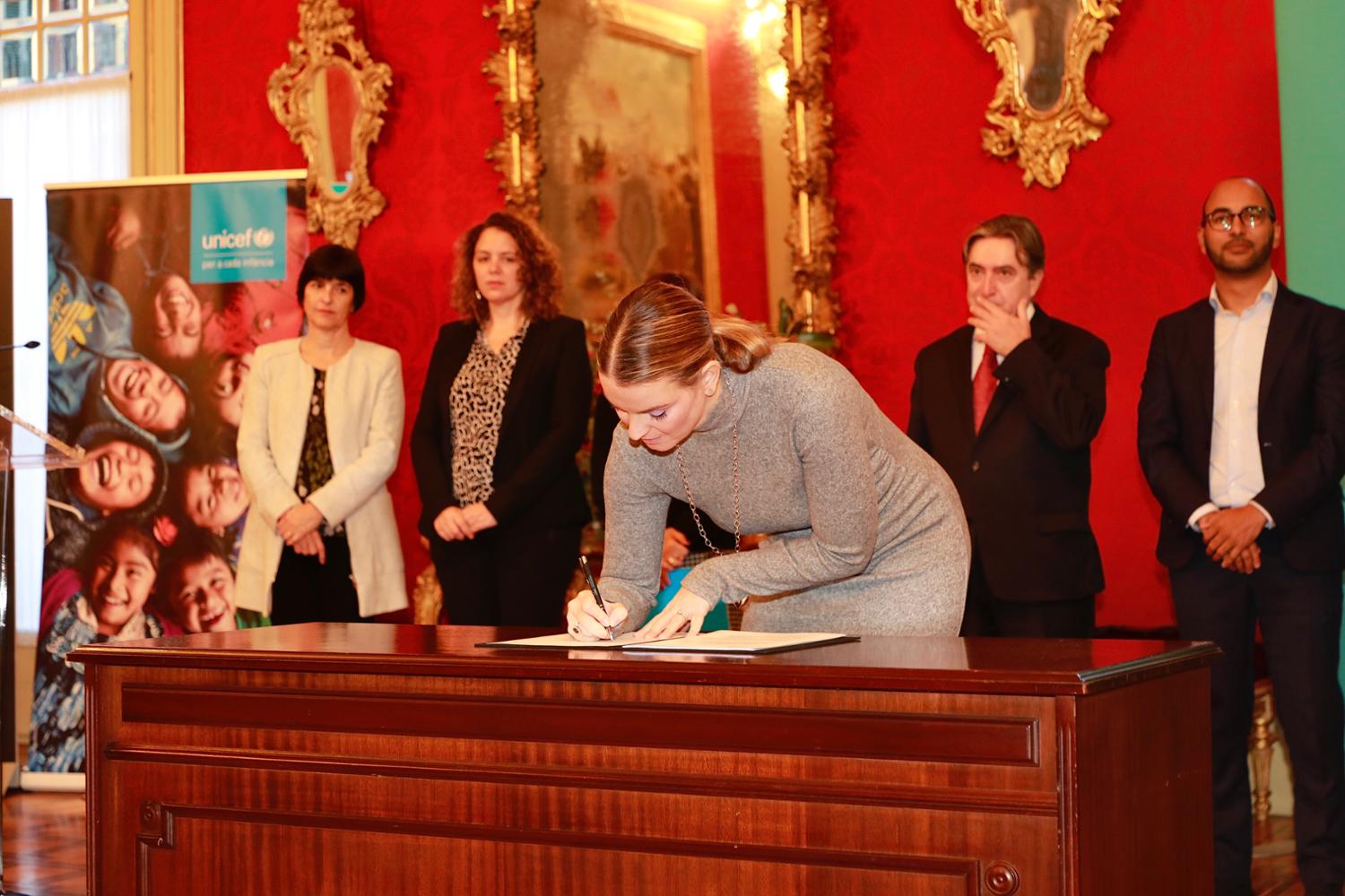 Imagen del artículo Imágenes de la presidenta del Govern en la firma del Pacto para la Infancia entre los representantes políticos y UNICEF