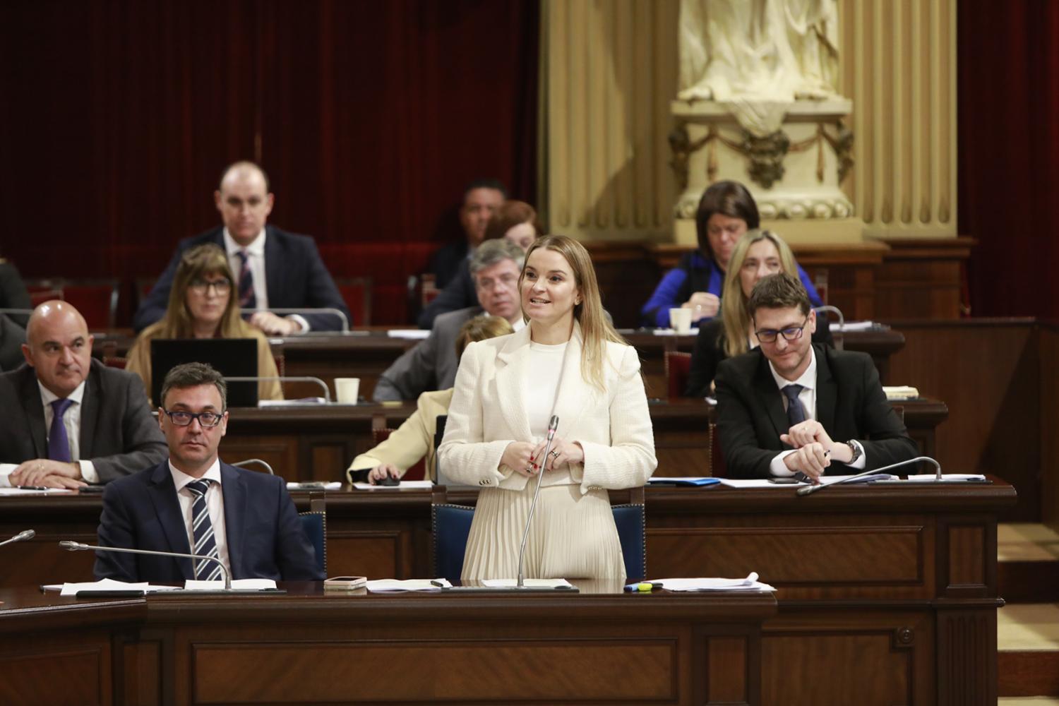 Imagen del artículo Imágenes de la presidenta Margalida Prohens en el pleno del Parlamento de las Illes Balears
