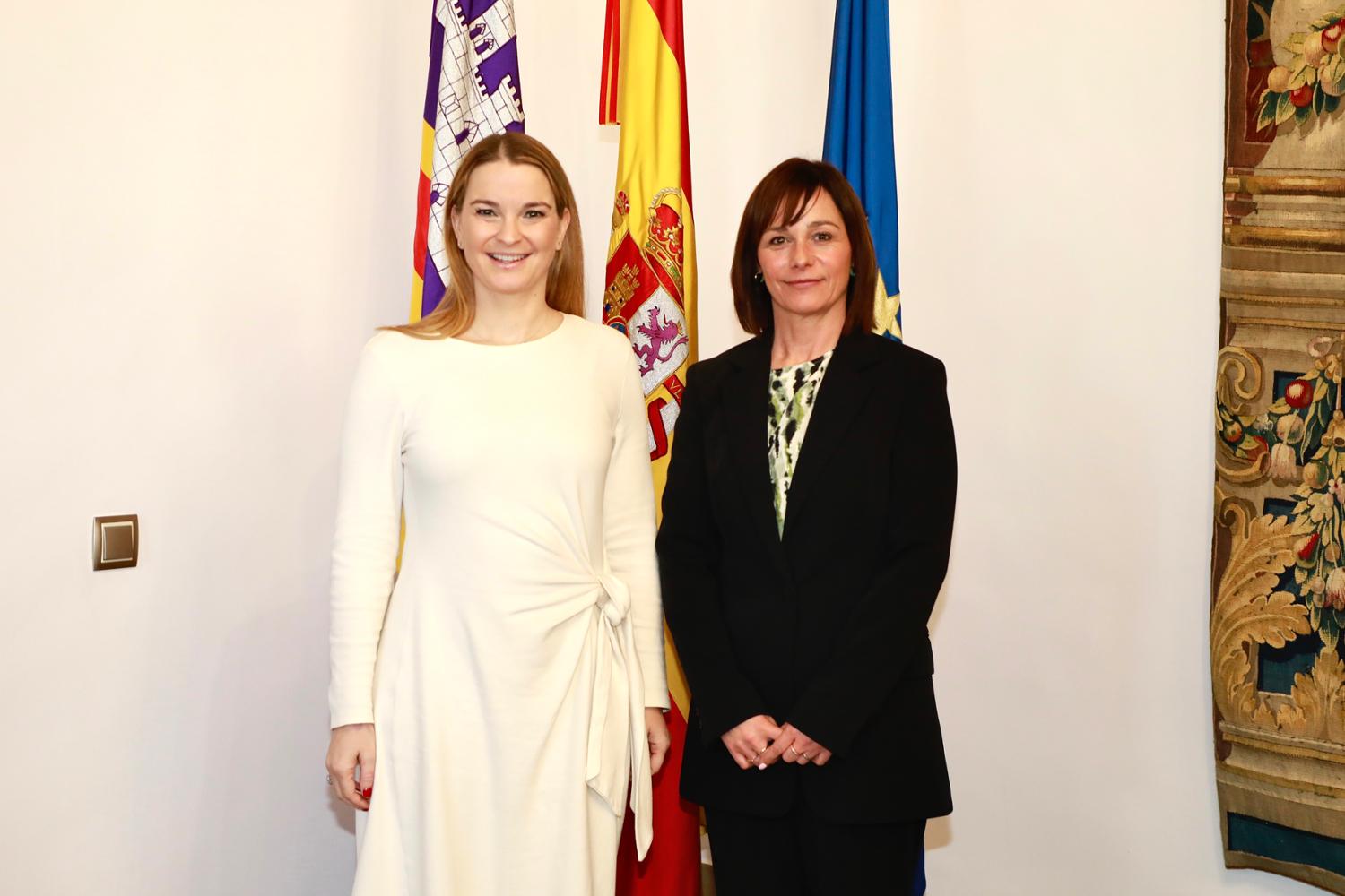 Imagen del artículo Imágenes de la presidenta Prohens con la alcaldesa de Alcúdia en el Consolat de Mar