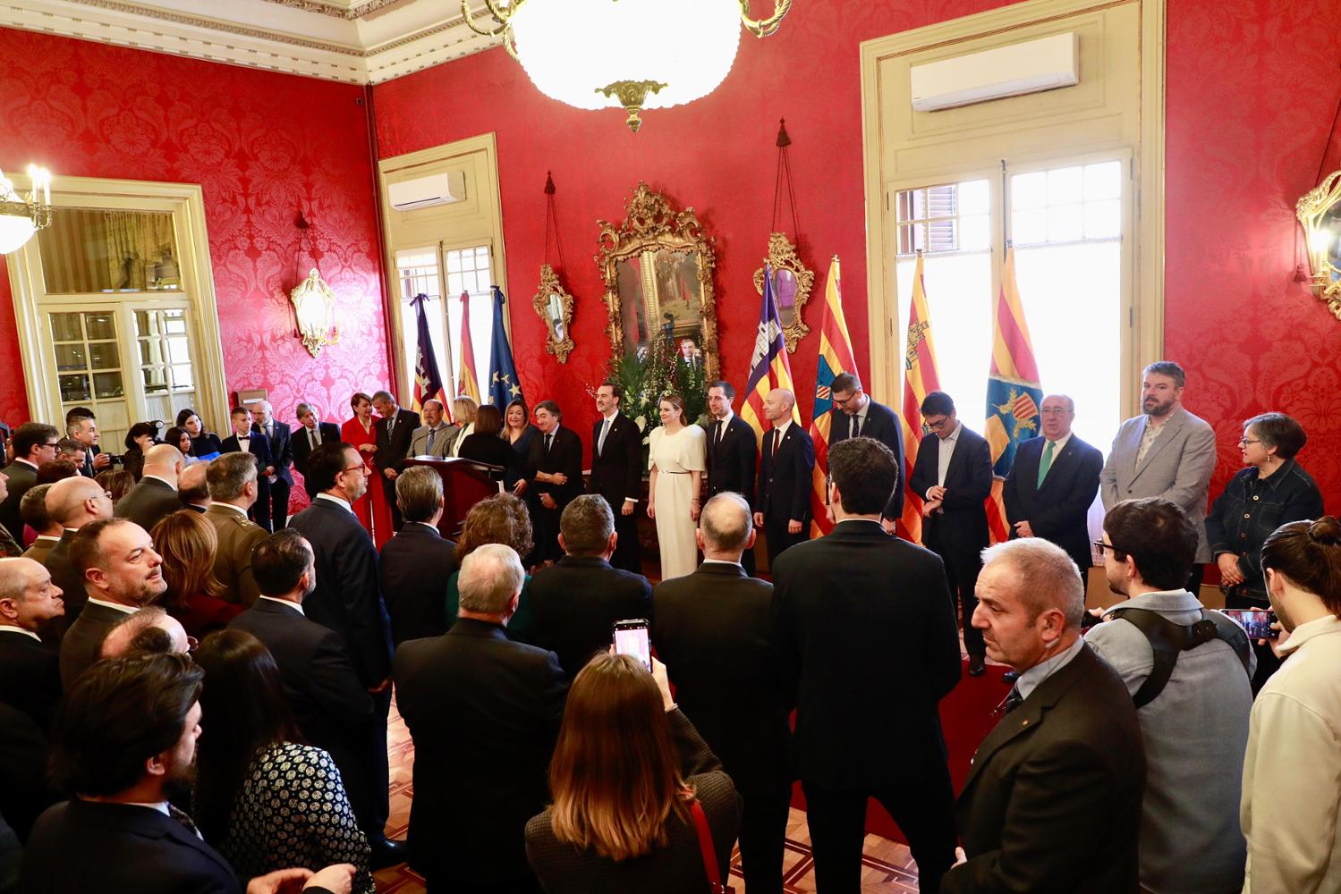 Imagen del artículo Imágenes de la presidenta en el acto de conmemoración del Día de les Illes Balears en el Parlamento