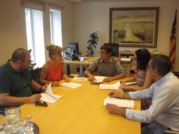 El conseller, Iago Negueruela, i la directora general, Isabel Castro, amb Bartolomé Bosch, Apol·lònia Julià i Andreu Perelló