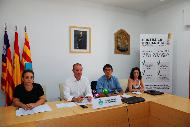 El president del Consell de Formentera, Jaume Ferrer, i el conseller de Treball, Iago Negueruela, acompanyats per la consellera de Comerç, Alejandra Fernández, i la directora general de Treball, Isabel Castro 