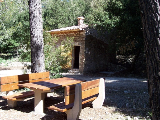 5. Interior refugi sa Coma de Binifaldó.JPG