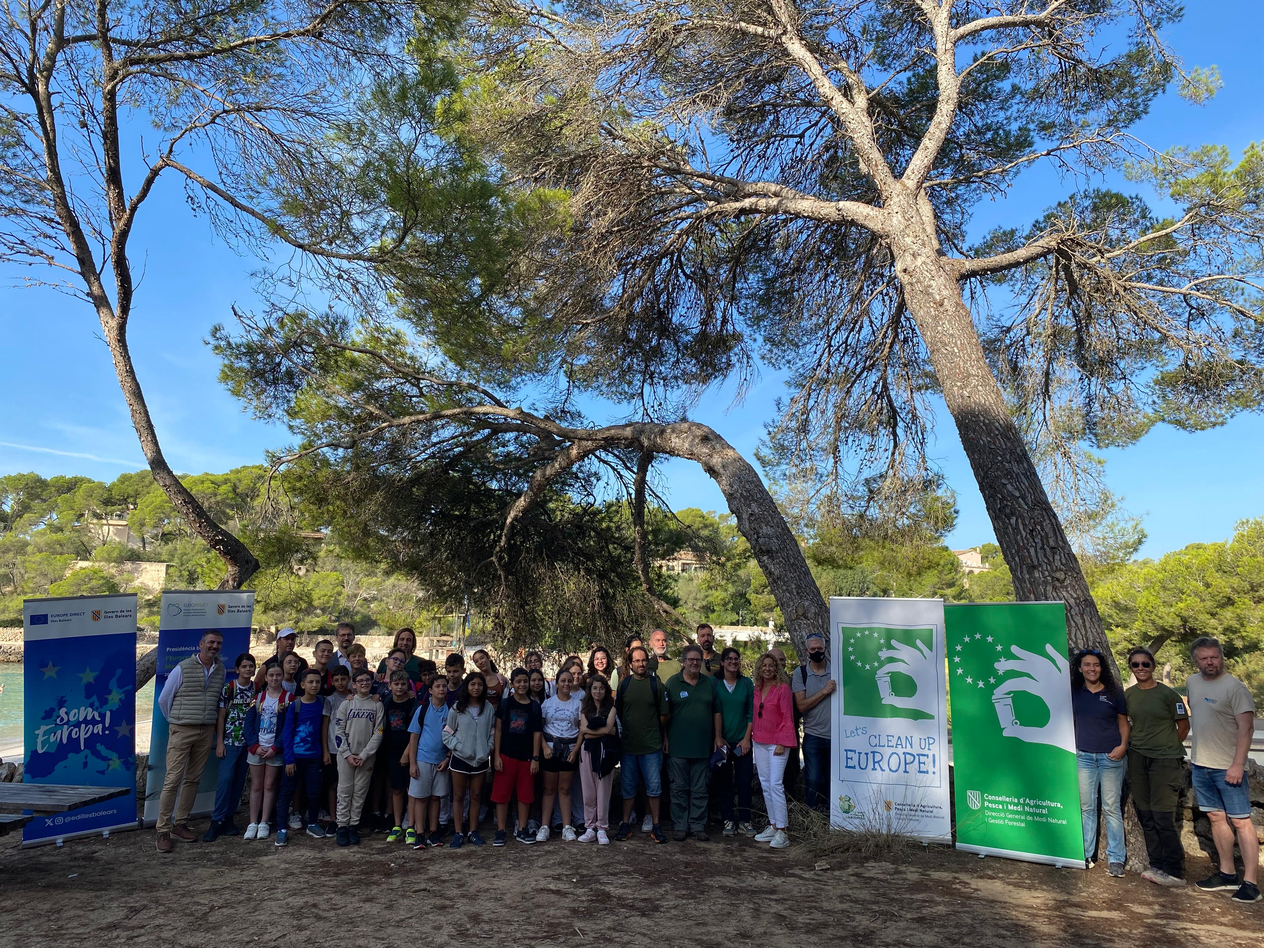 Participants al Let's Clean Up Europe 2025, Parc Natural de Mondragó, 3 d'octubre de 2025.