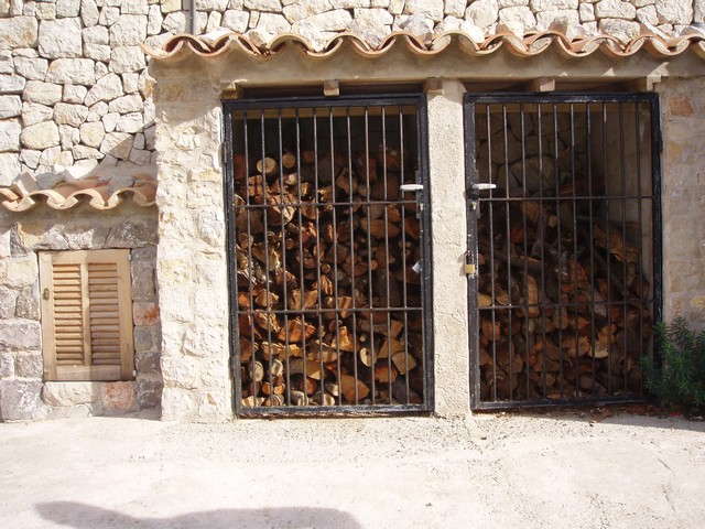 3. Llenyer del refugi de Cuber.jpg