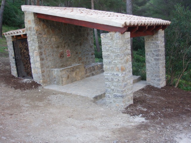 4. Llenyer i font Coll Baix.jpg