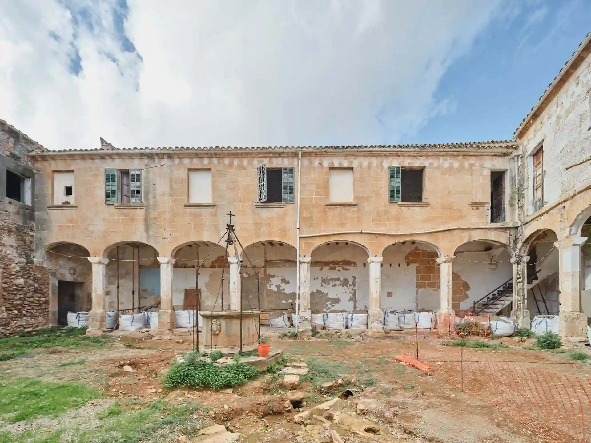 desc_CREATIB_01_FACANA_PATI_CLAUSTRE_com.webp