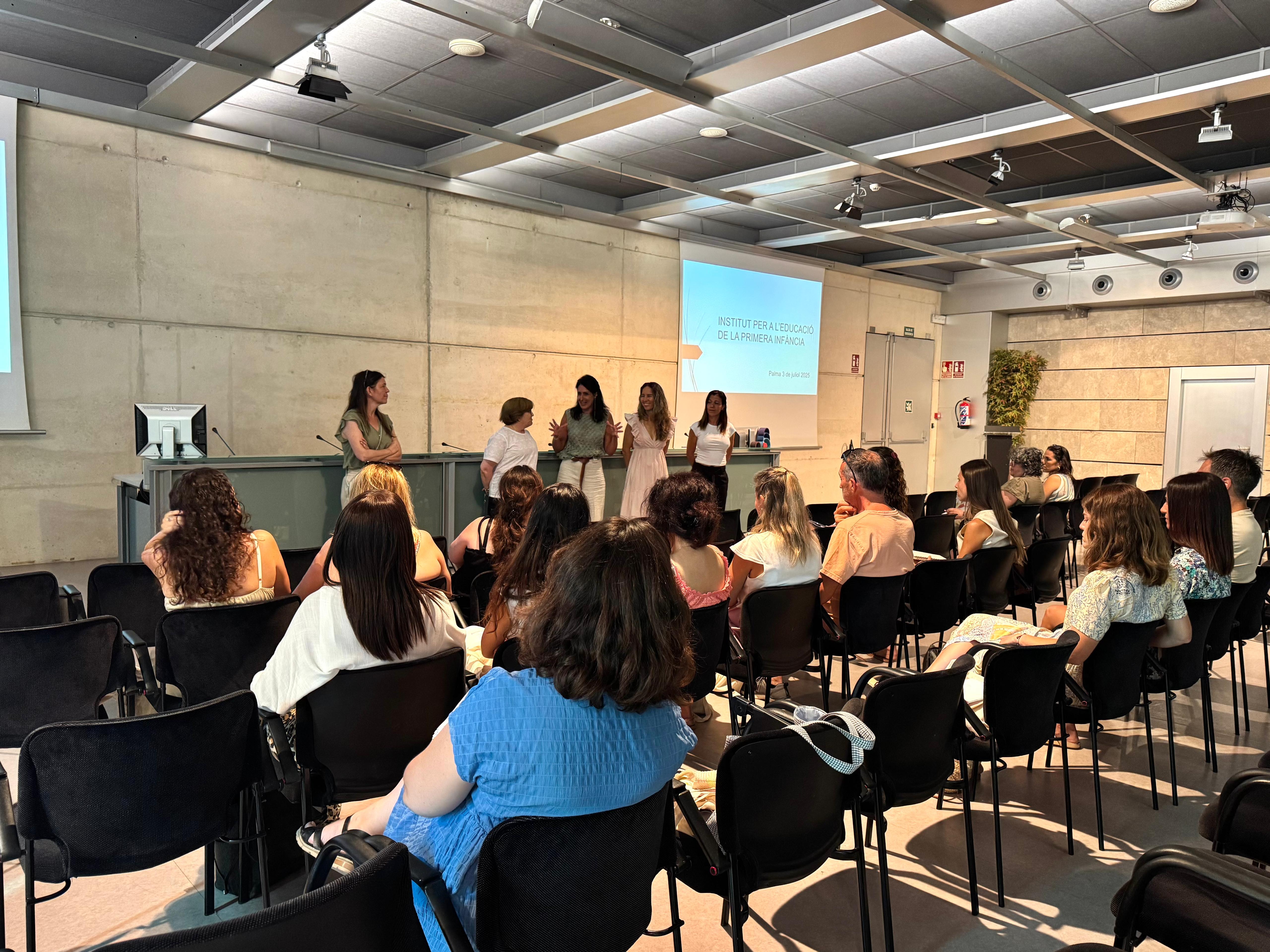 Reunió entre directius de la Conselleria d'Educació i directius dels centres que oferiran educació infantil.