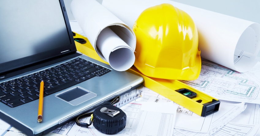 Ordinador, casc, plànols i altres eines de construcció