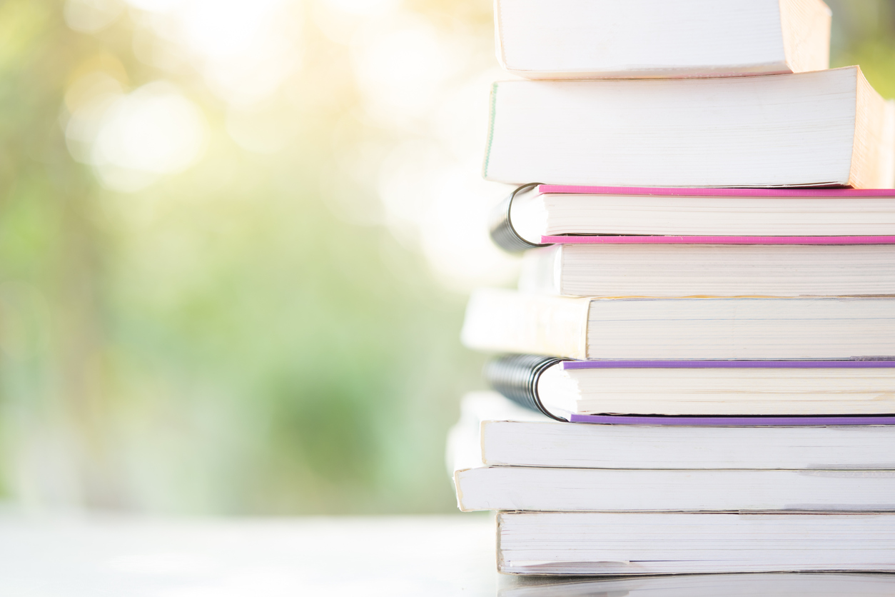 Llibres i quaderns damunt una taula.