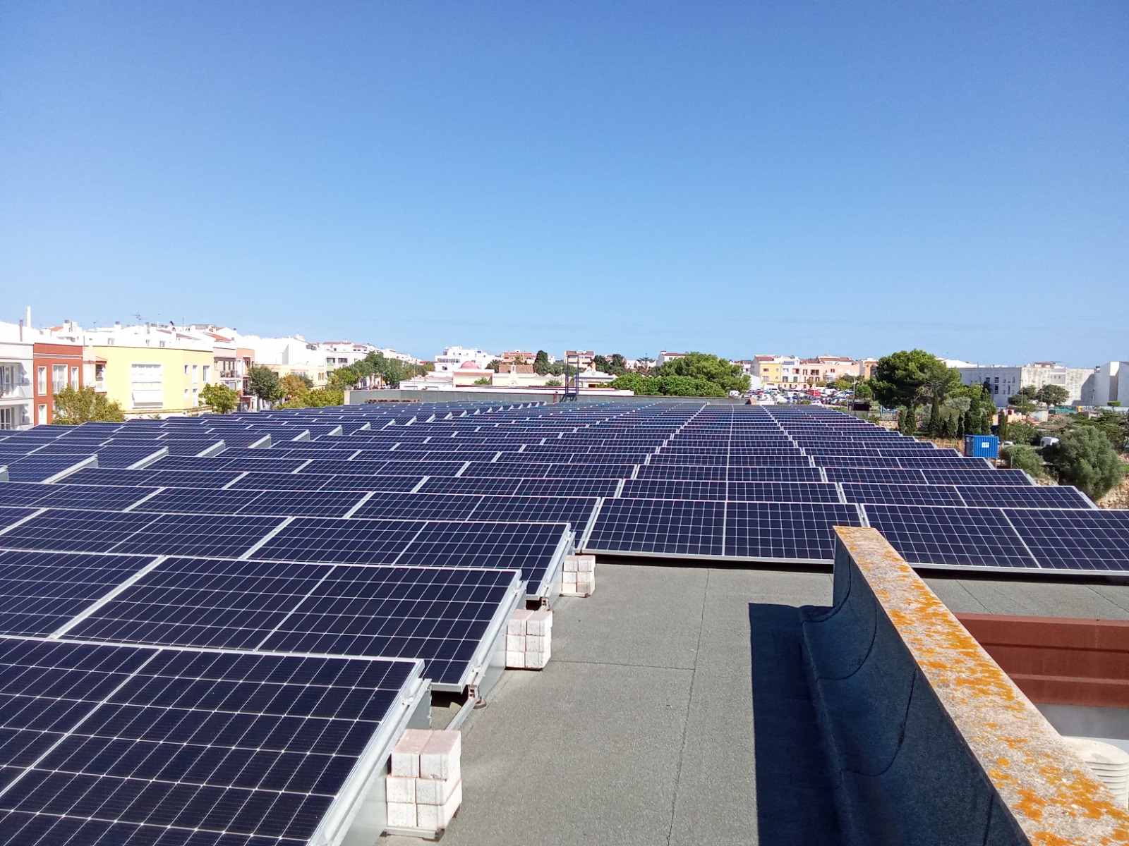 Plaques solars a una teulada d'un entorn urbà