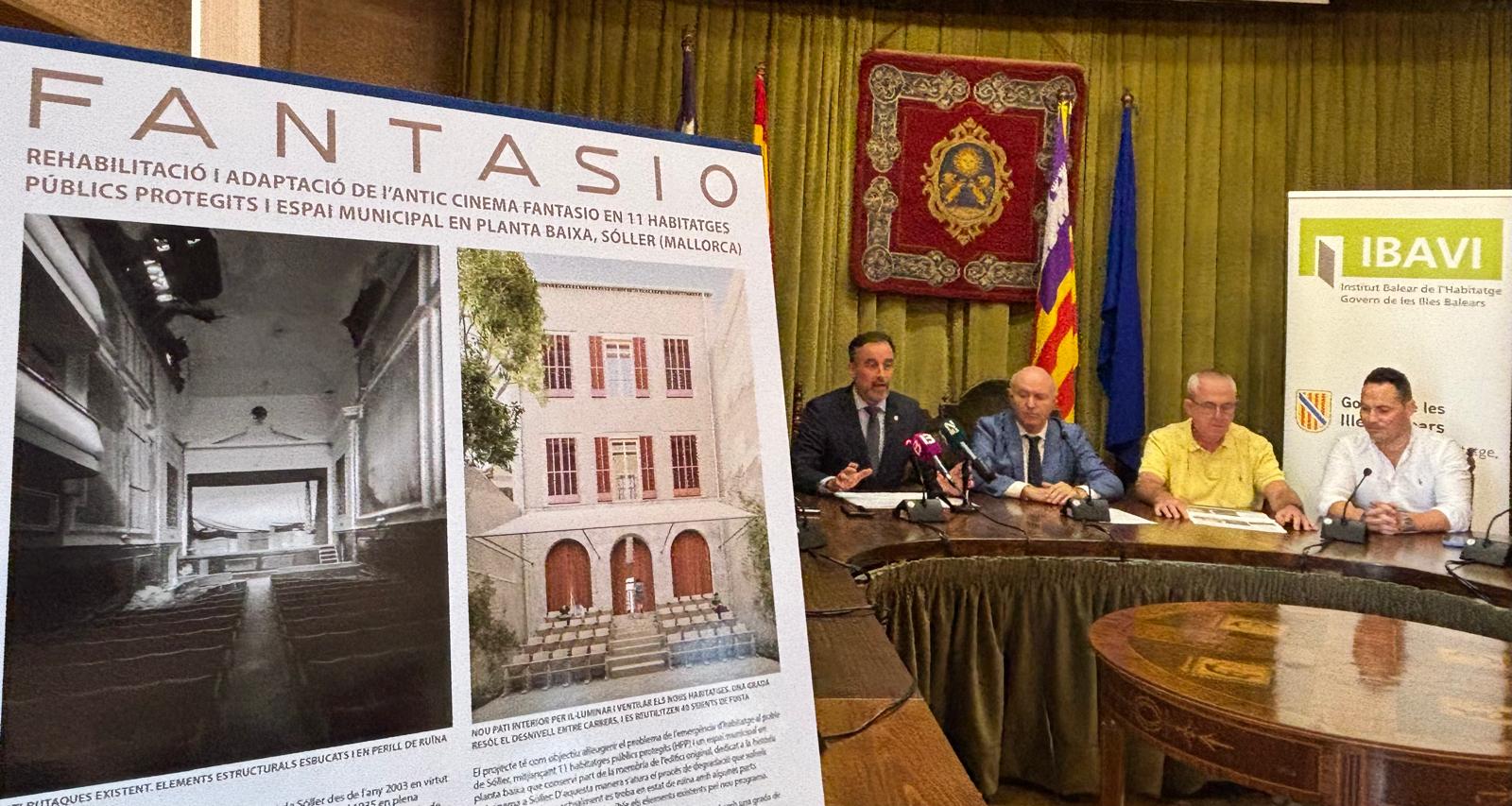 El conseller d'Habitatge i el batle de Sóller, entre altres autoritats, en la presentació, devora d'una mostra del projecte.