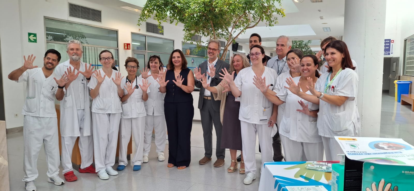 La consellera Manuela García amb personal de l'Hospital de Manacor.