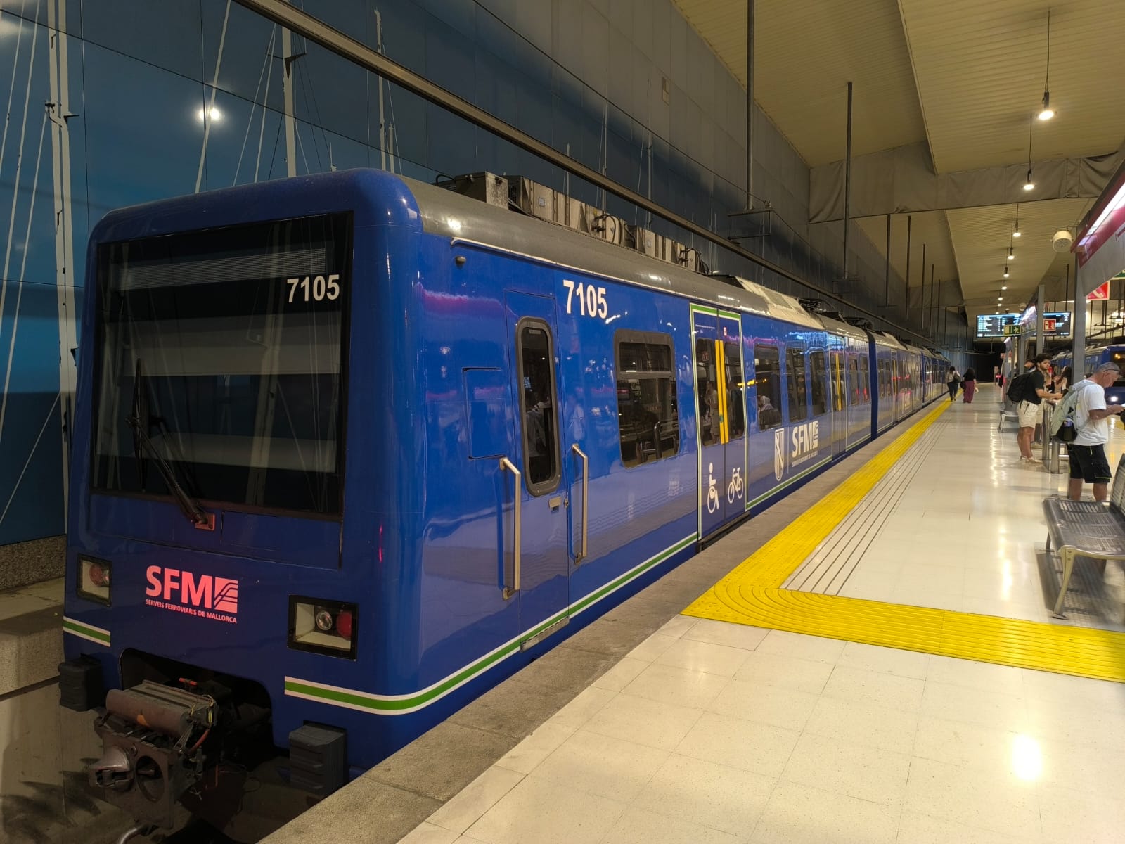 Imatge del metro a l'estació intermodal.