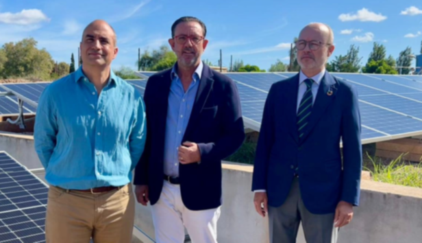 El conseller d'Empresa, Ocupació i Energia, Alejandro Sáenz de San Pedro. Joan Rams, director general de Palma Aquarium, i Martí Ribas, director general d'Endesa a les Illes Balears.