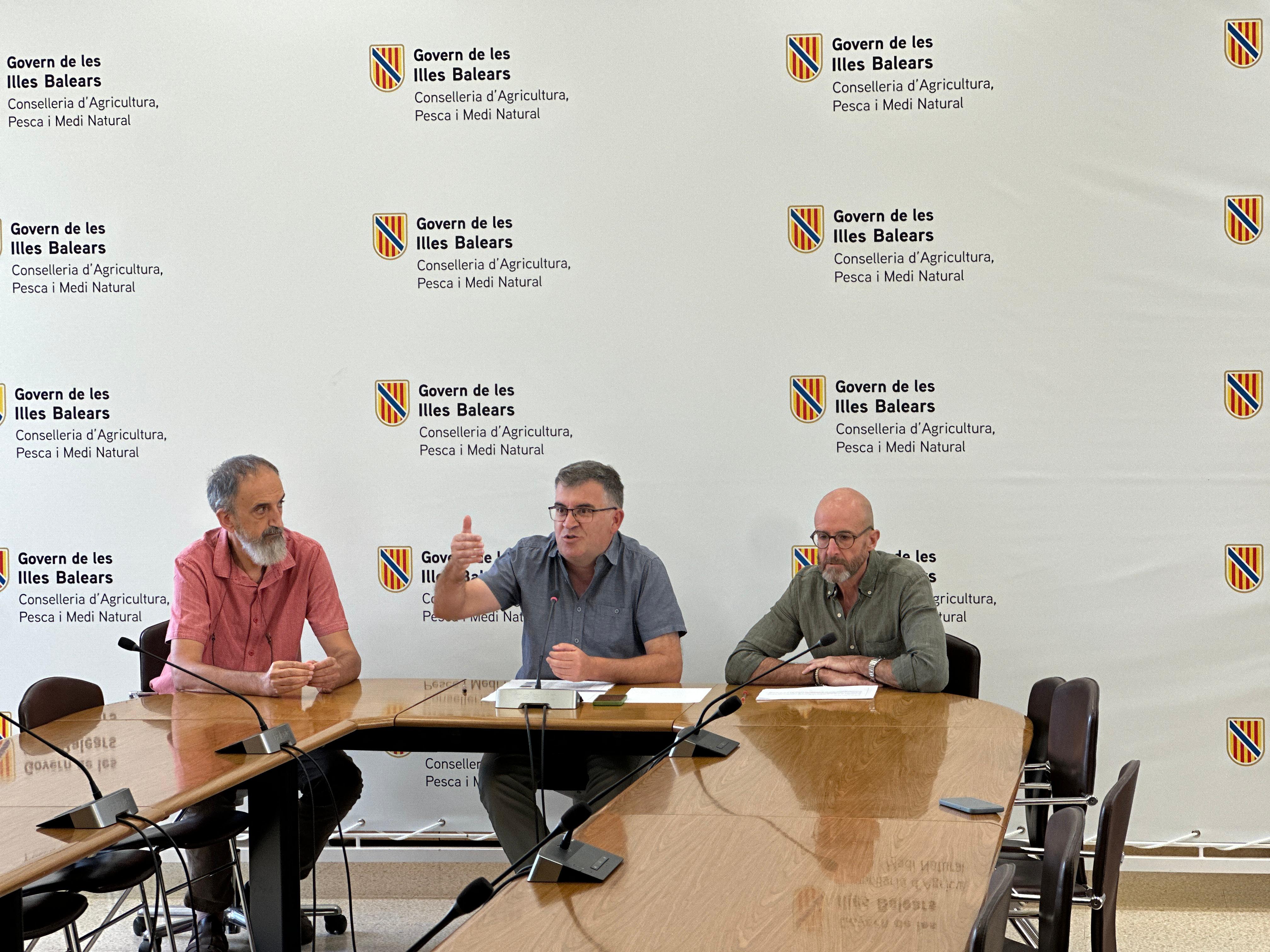 El conseller Simonet amb el gerent de FOGAIBA i el director general, durant la roda de premsa.