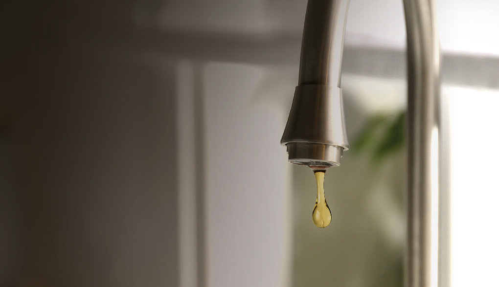 Oli d'oliva sortint d'un grifó