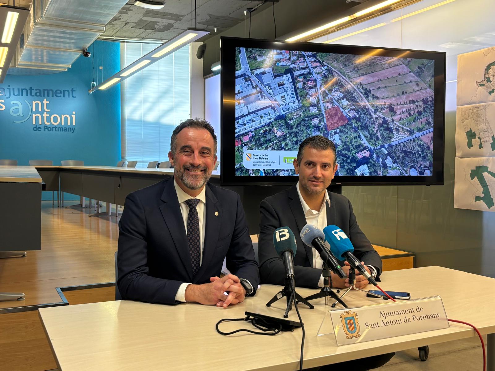 El conseller d'Habitatge, Territori i Mobilitat i el batle de Sant Antoni de Portmany.