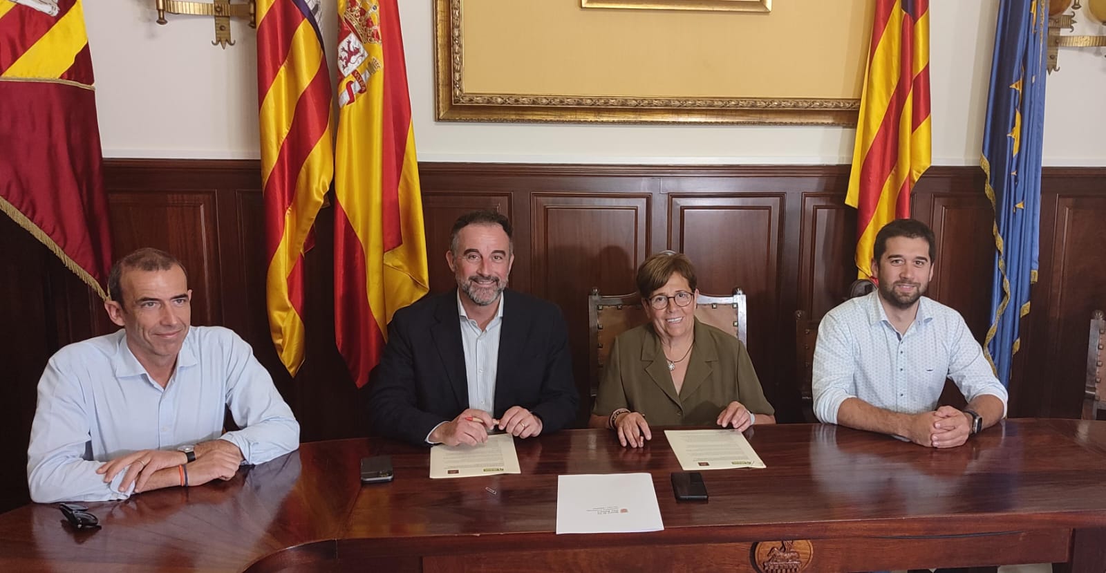 El conseller d'Habitatge, la batlessa de Santanyí i altres autoritats, a l'ajuntament abans de signar el conveni.