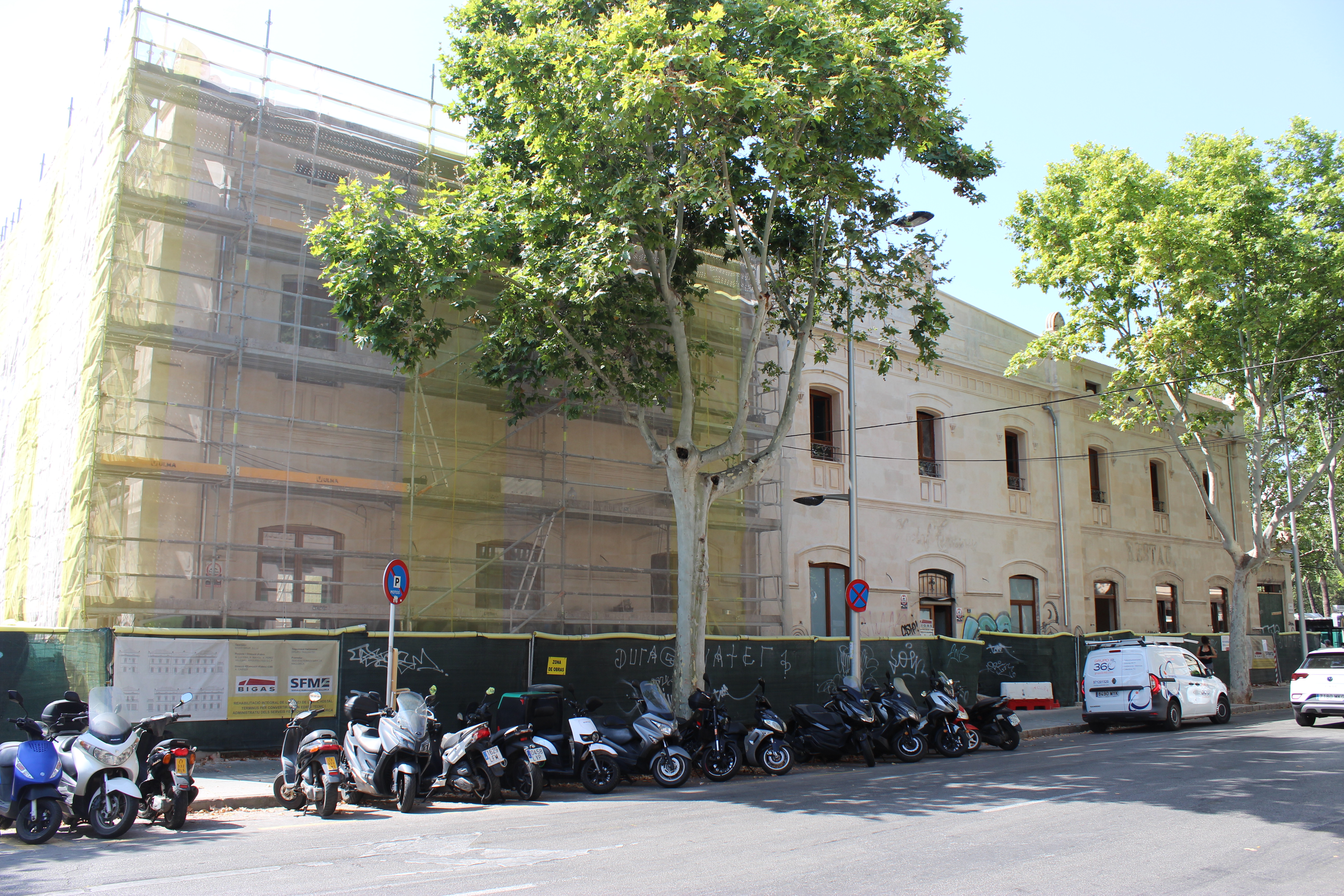 Edifici de l'Hostal Términus en obres