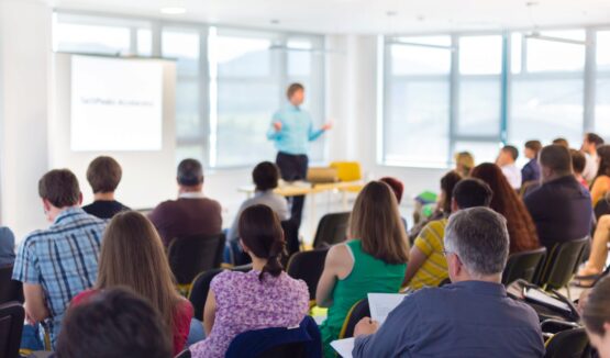 Aula amb alumnes i professor