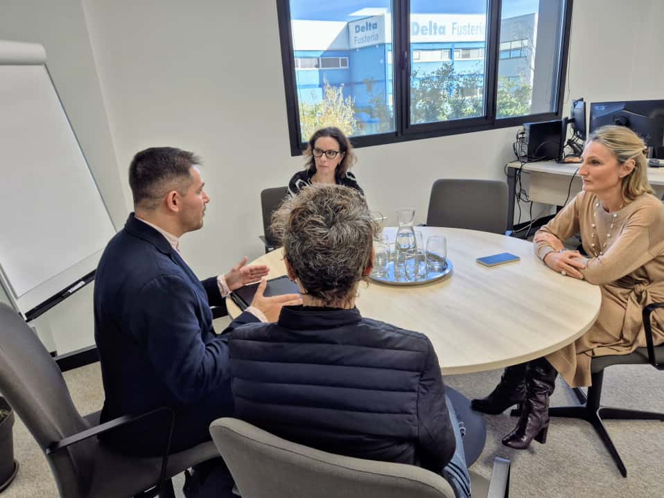 La consellera Cabrer reunida amb representants de les entitats d’ajuda a domicili Arrels i Ales