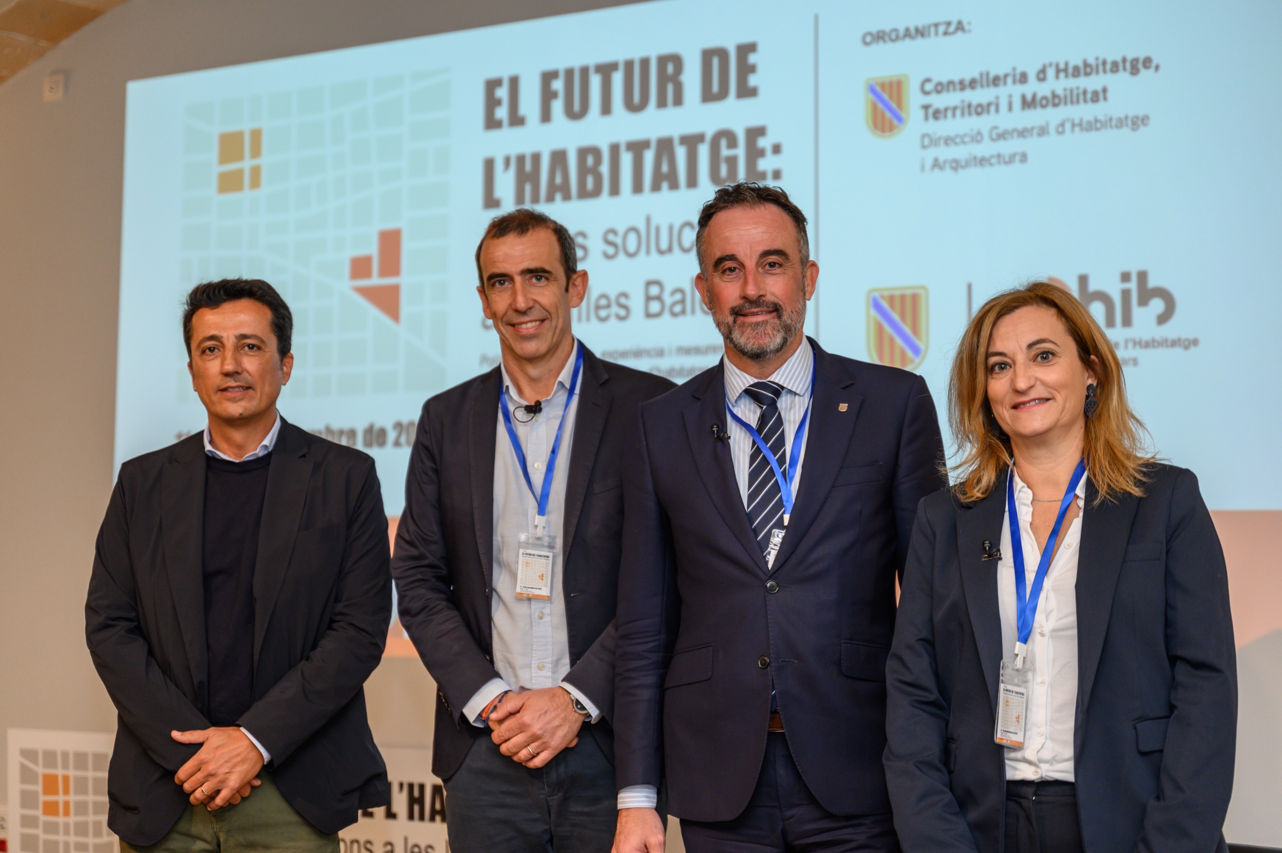 El conseller José Luis Mateo, el degà del COAIB, Bernat Nadal, i els directors generals José Francisco Reynés i Paz Andrade 