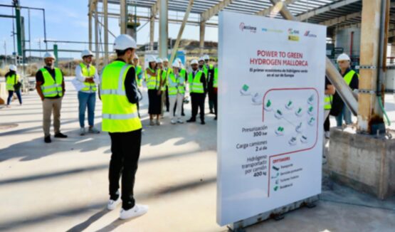 Persones observant les obres del projecte