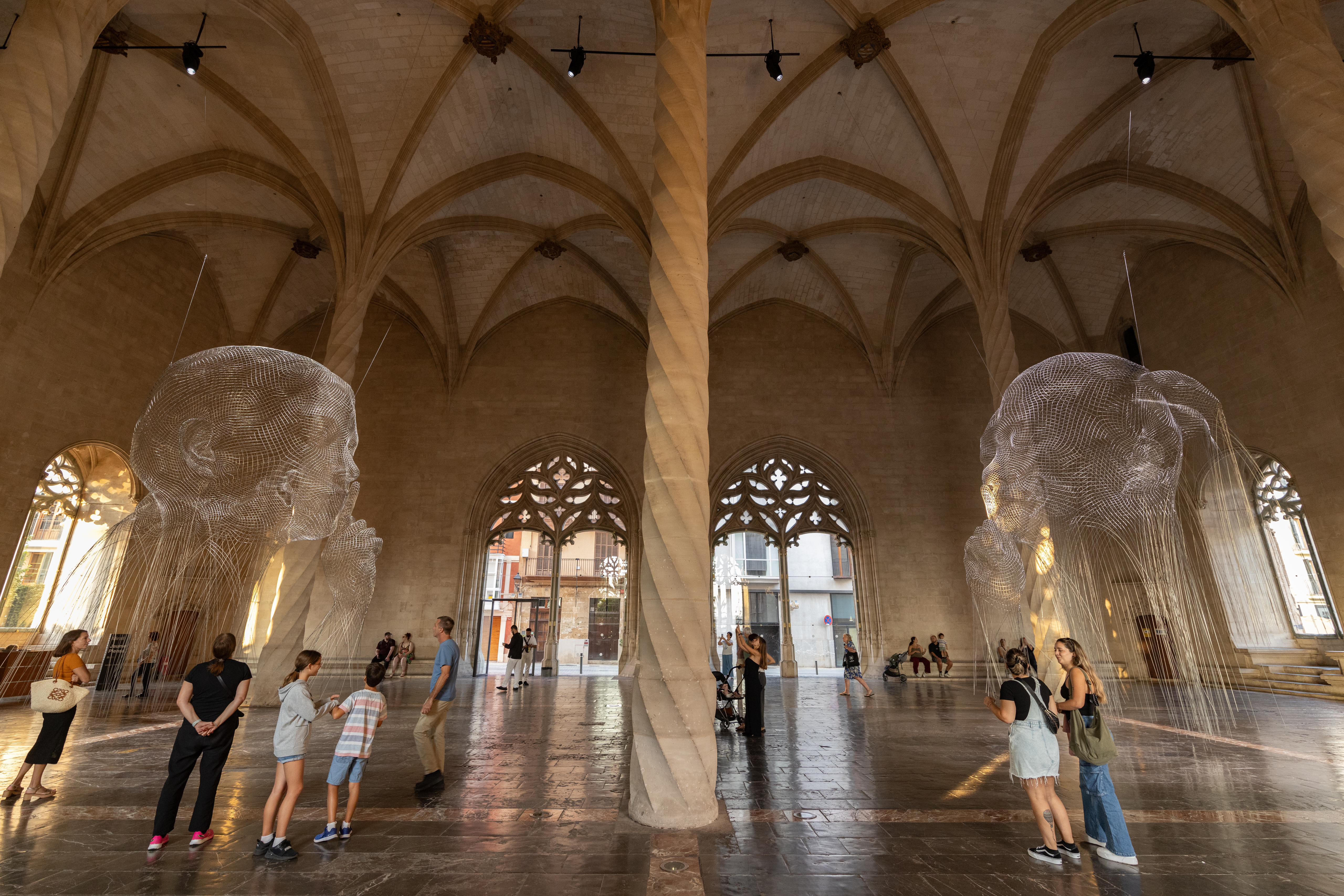 Visitants a la Llotja de Palma