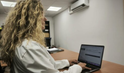 Professional de Salut assistint a un curs