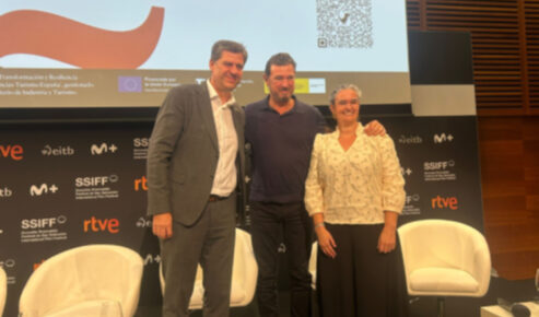 El conseller de Turisme, Cultura i Esports i la directora de la Illes Balears Film Commission amb Julio Medem