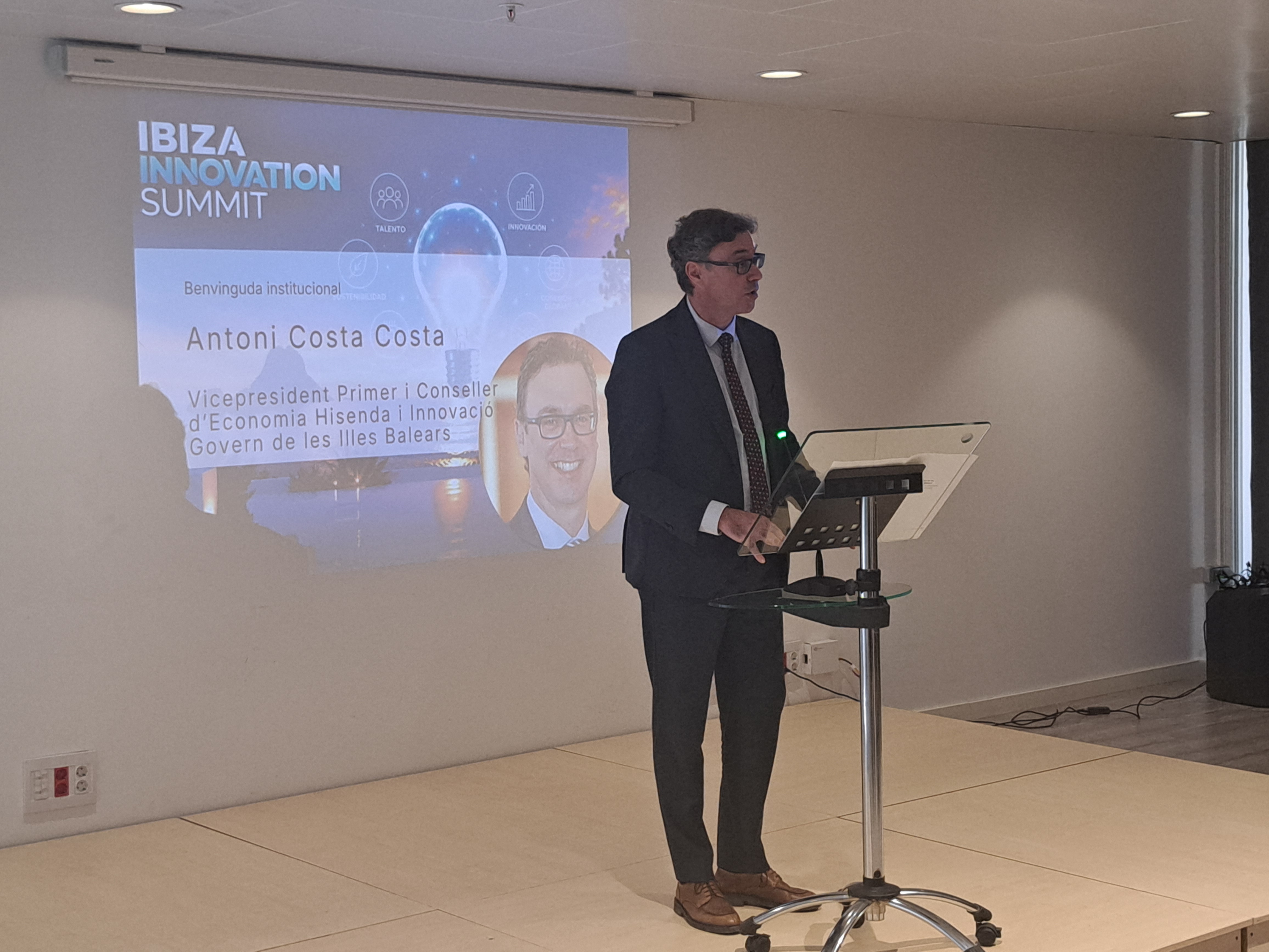 El vicepresident del Govern i conseller d'Economia, Hisenda i Innovació, Antoni Costa, intervenint en la primera edició de l'Ibiza Innovation Summit