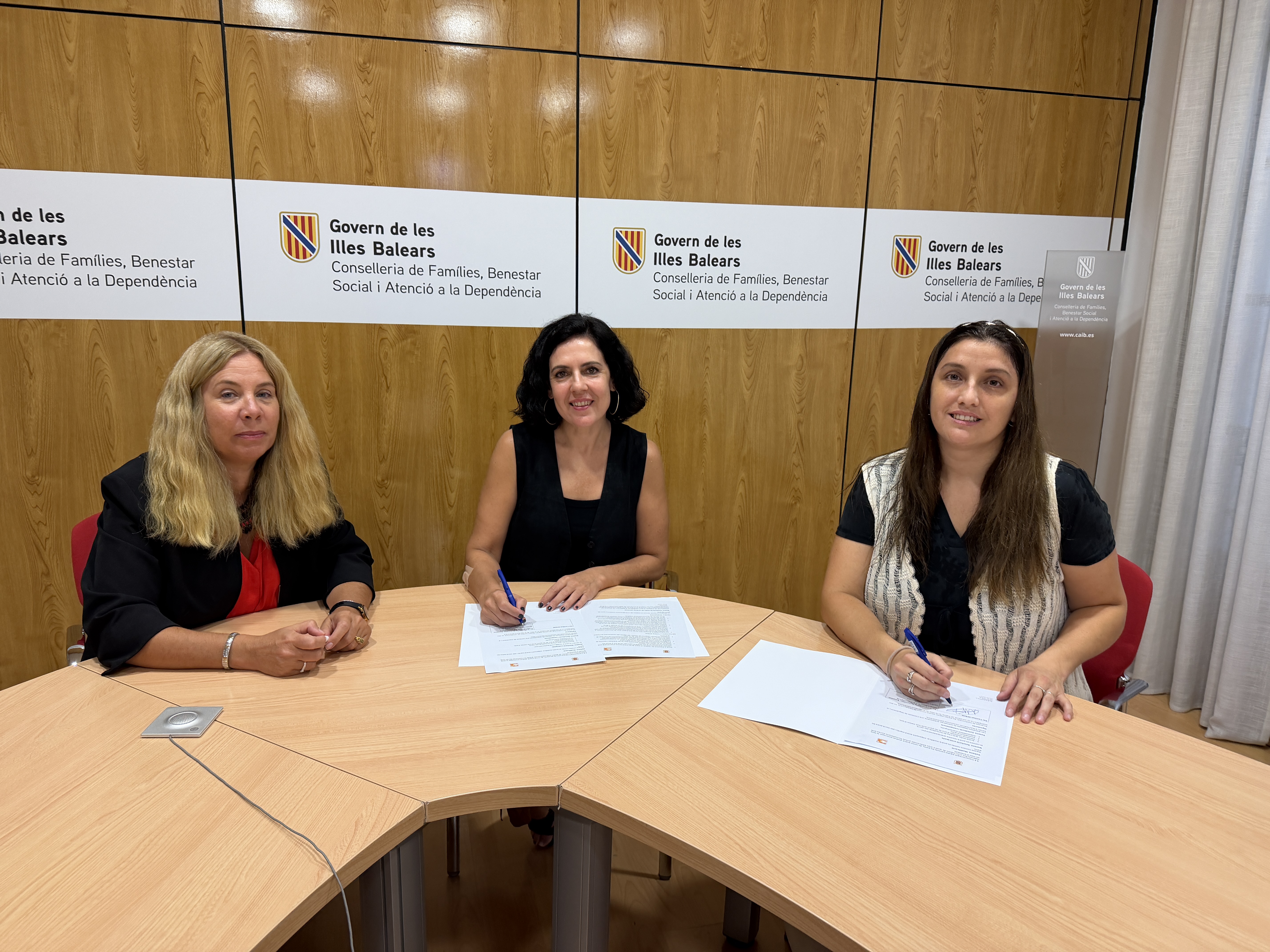 La consellera de de Famílies, Benestar Social i Atenció a la Dependència i  representants d'APREM