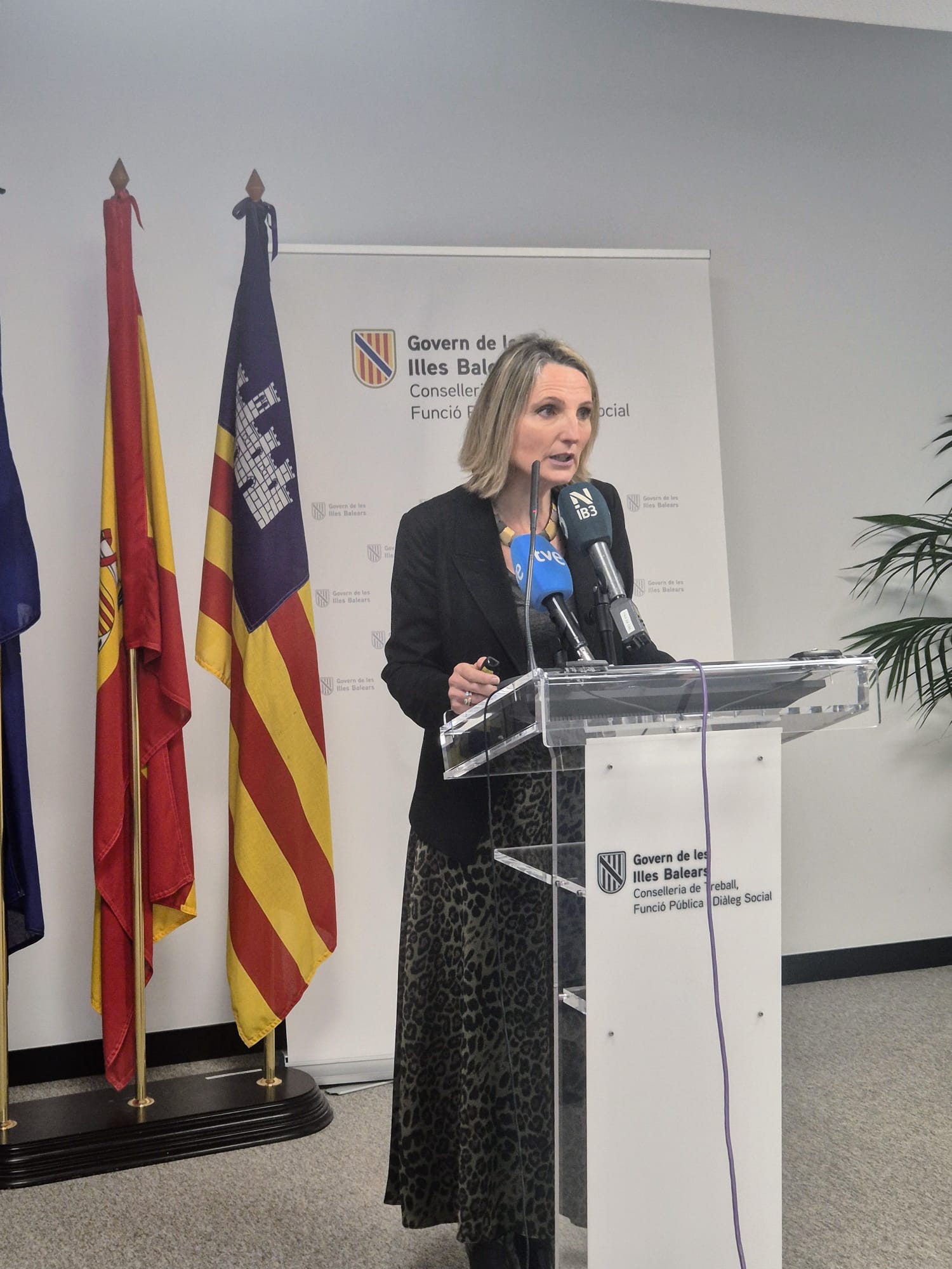 La consellera de Treball, Funció Pública i Diàleg Social donant a conèixer les dades de l'atur del mes de desembre