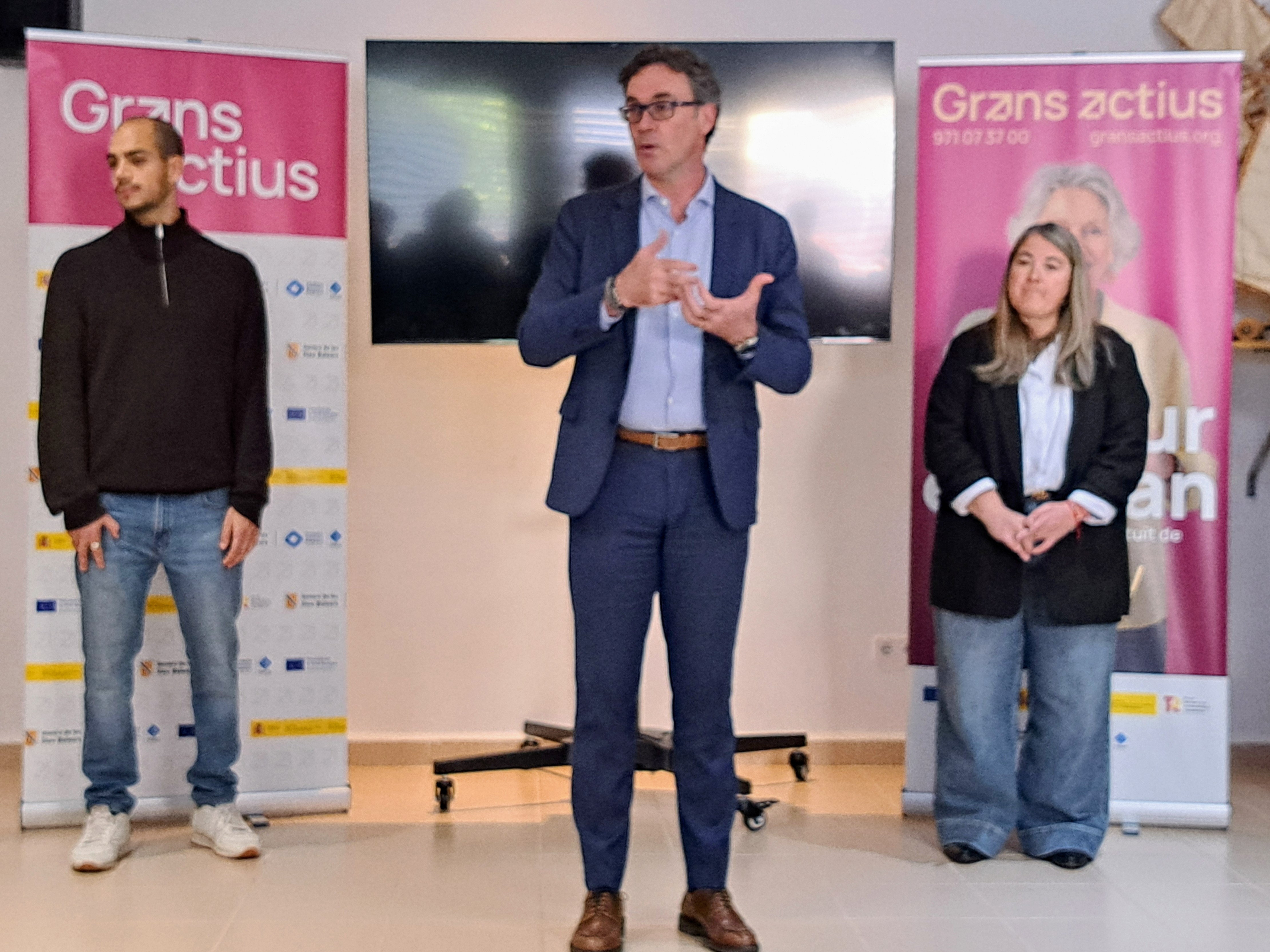 El vicepresident Costa durant la visita als primers cursos de Grans Actius a Formentera