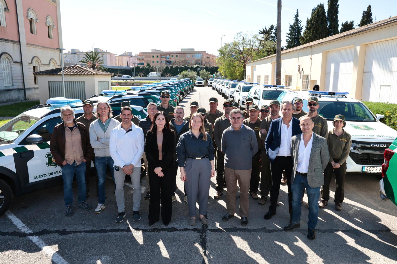 La presidenta Prohens i el conseller Simonet durant la presentació de la nova flota de vehicles dels agents de medi ambient.