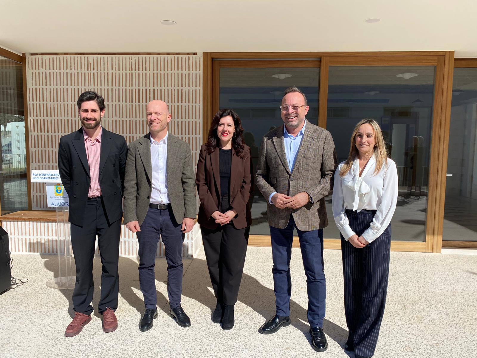 La consellera de Famílies, Benestar Social i Atenció a la Dependència, Sandra Fernández al centre de dia d’Alaior on ha presentat el Pla d’infraestructures sociosanitàries 2026-2030