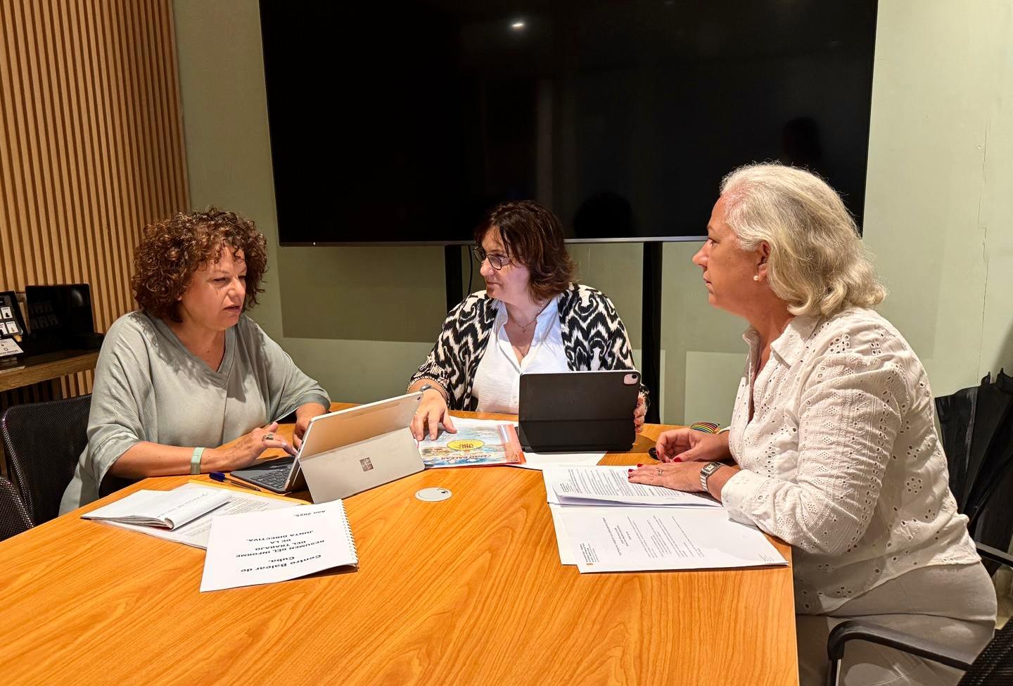 La vicepresidenta segona i consellera de Presidència, Coordinació de l’Acció de Govern i Cooperació Local, Antònia Maria Estarellas, i la directora general de Relacions Institucionals i amb el Parlament, Xesca Ramis