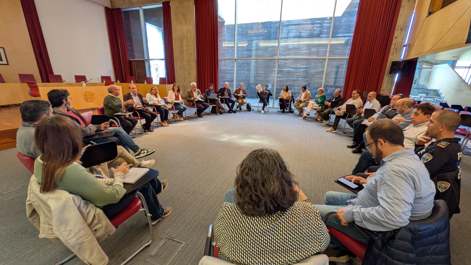 Assistents a la jornada de treball institucional celebrada a la seu del Consell Insular, amb el conseller de la Mar i del Cicle de l’Aigua, Juan Manuel Lafuente